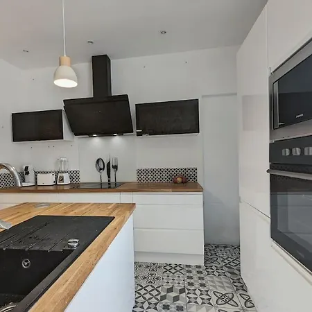 Hébergement de vacances A 5mn De La Reserve Africaine, Charmante Maison De Village Avec Patio *