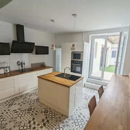 Hébergement de vacances A 5mn De La Reserve Africaine, Charmante Maison De Village Avec Patio *